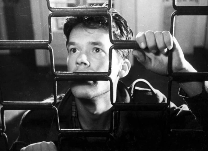 Zbigniew Cybulski w filmie "Koniec nocy", reżyseria: Paweł Komorowski, Julian Dziedzina, Walentyna Uszycka, 1956, fot. PWSFTViT Łódź /Filmoteka Narodowa/www.fototeka.fn.org.pl
